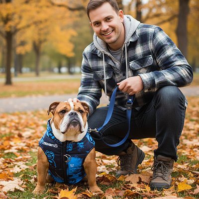Imperméable pour chien​ bleu sur bouledogue
